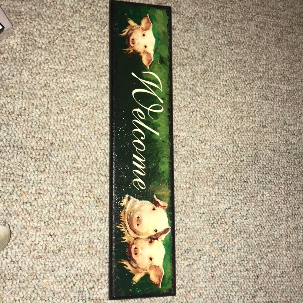 “Welcome” pig sign